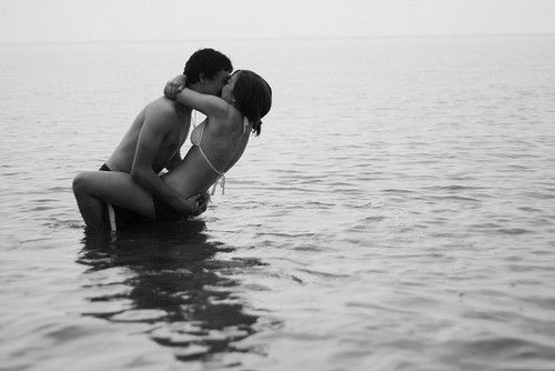  photo black-and-white-couple-kiss-love-sea-Favimcom-243773_zpsd19d2ff1.jpg
