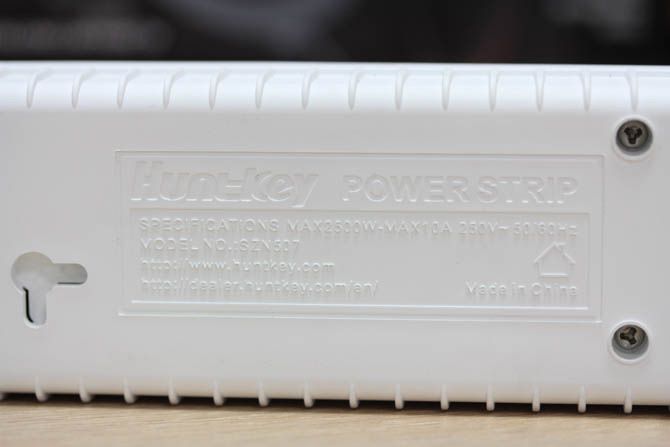 Ổ cắm đa năng Huntkey SZN-507 3m chống sét 4 ổ / 2 USB 2.1A